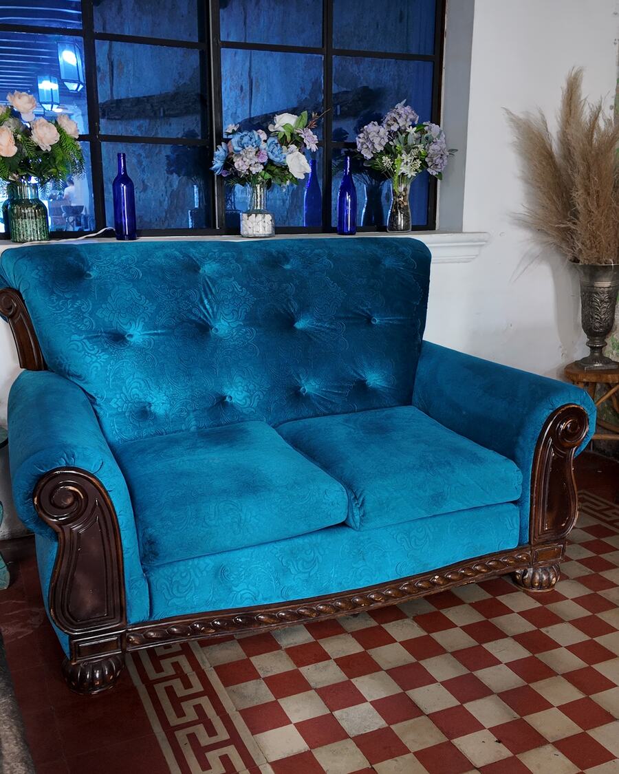 Sillón de terciopelo en la sala del spa